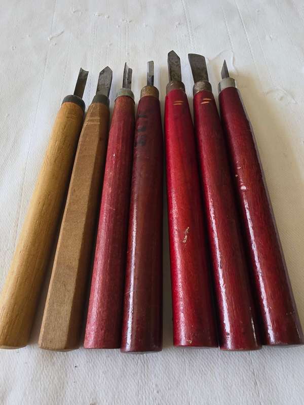 JOBLOT VINTAGE WOODEN HANDLE CARVING TOOLS (7 PIECE) SOME VERY OLD