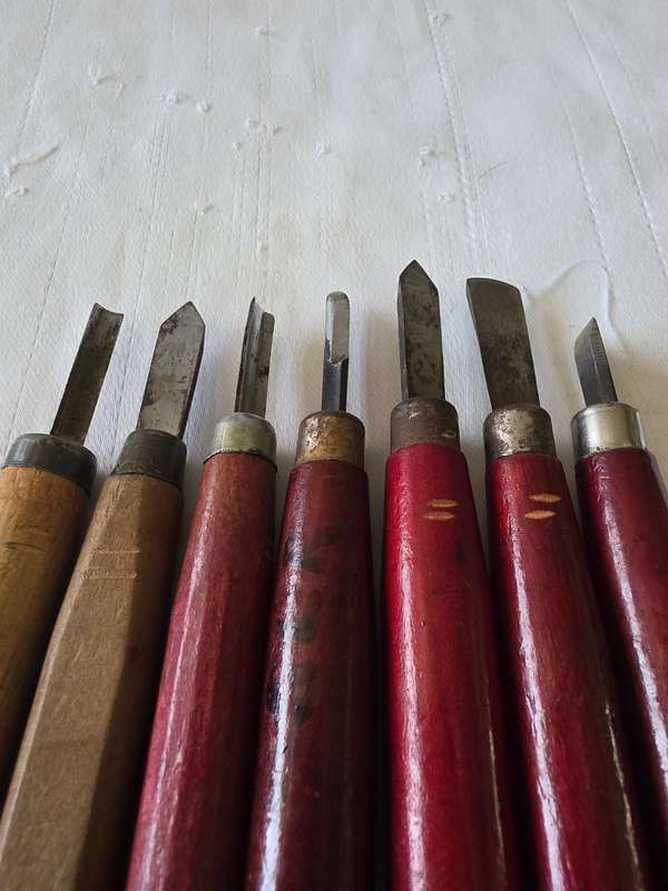JOBLOT VINTAGE WOODEN HANDLE CARVING TOOLS (7 PIECE) SOME VERY OLD