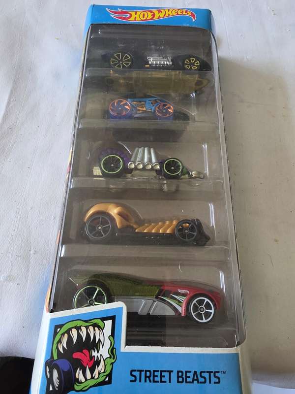 SET OF 5 HOTWHEELS STREET BEASTS CARS