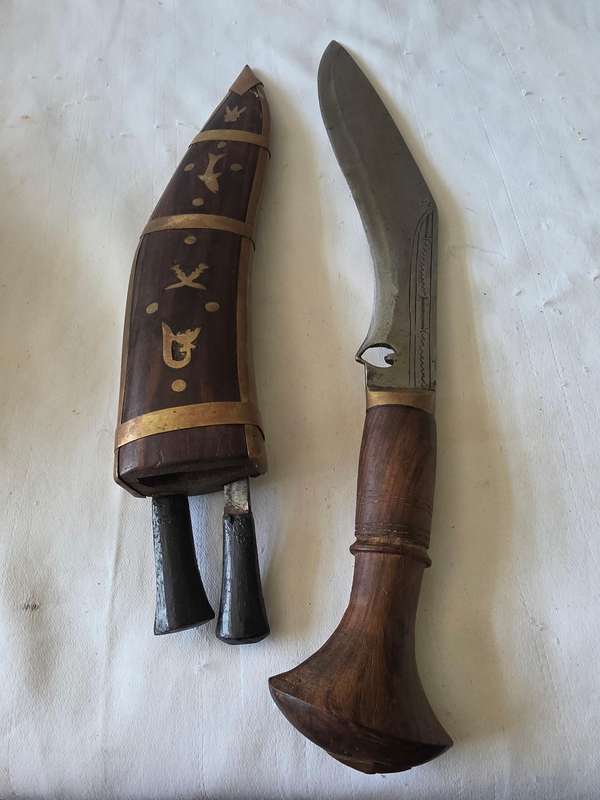 ANTIQUE NEPALI DAGGER INCL.2 SMALL KNIVES