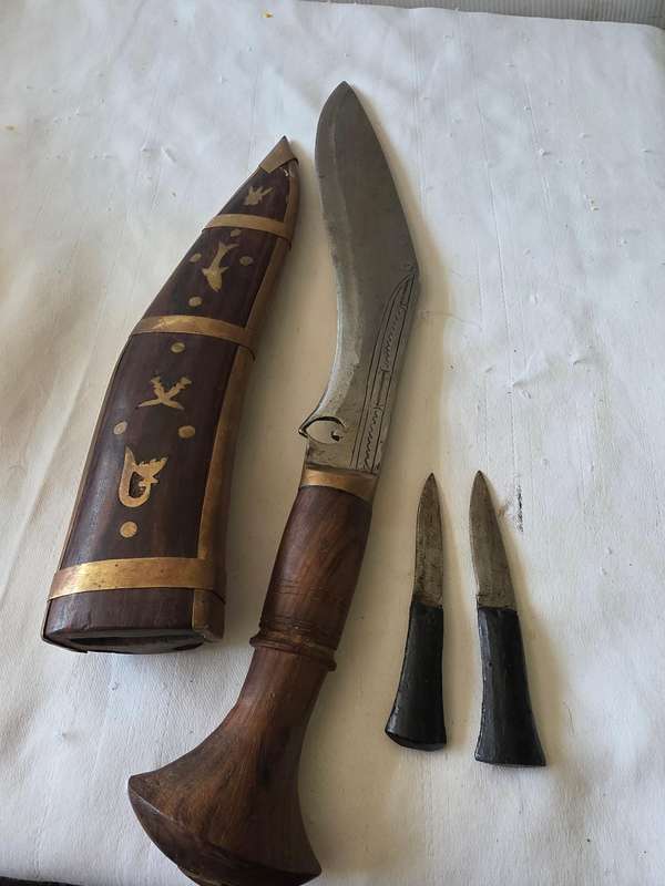 ANTIQUE NEPALI DAGGER INCL.2 SMALL KNIVES