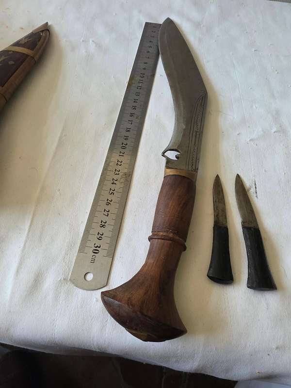 ANTIQUE NEPALI DAGGER INCL.2 SMALL KNIVES