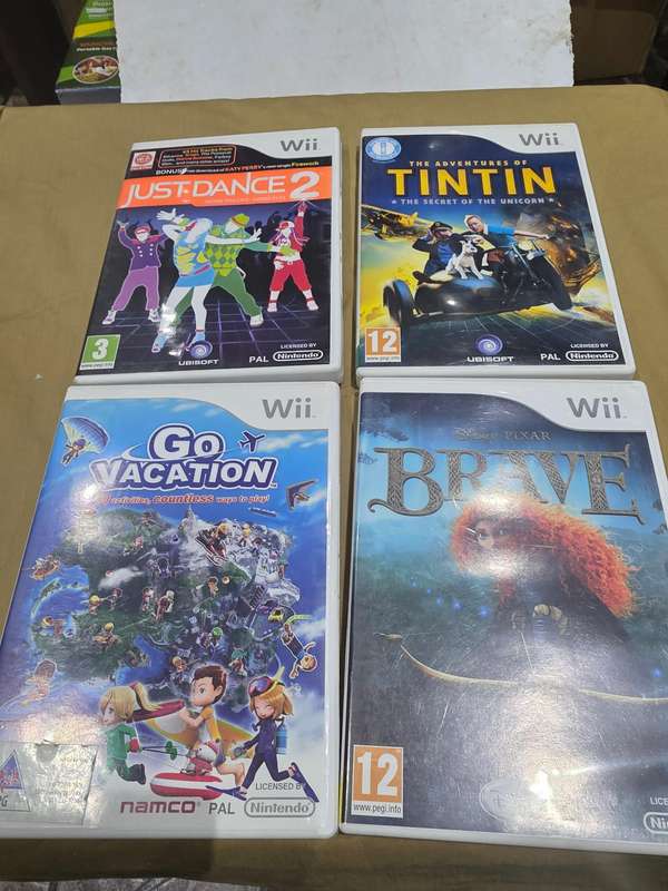 NINTENDO WII CONSOLE INCL.POWER SUPPLY, REMOTE ,8 GAME DISCS & ASSESCORIES