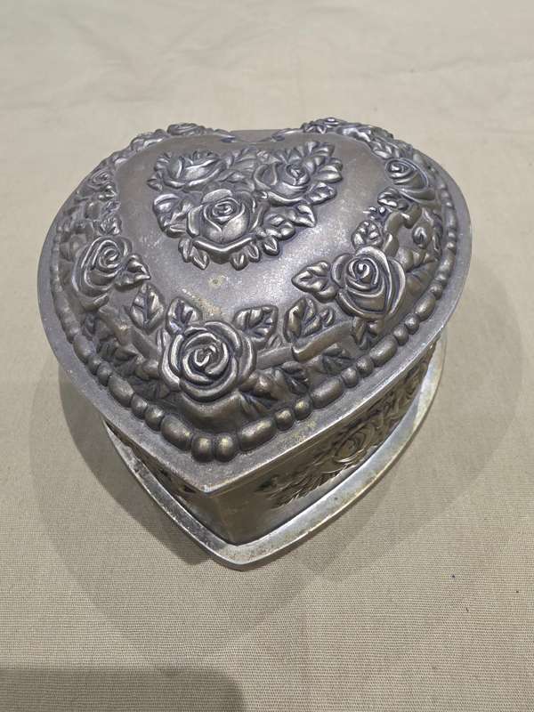 ANTIQUE ROSE EMBOSSED HEART SHAPED JEWELRY BOX(BRASS/METAL)