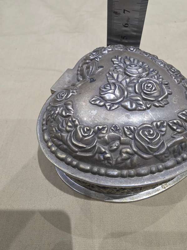 ANTIQUE ROSE EMBOSSED HEART SHAPED JEWELRY BOX(BRASS/METAL)