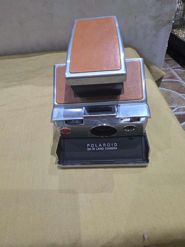 VINTAGE PALAROID SX-70 LAND CAMERA IN LEATHER CASE