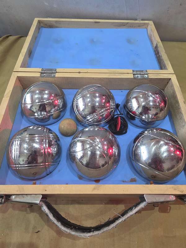 SET OF 6 VERY HEAVY CHROME BOULE BALLS UN WOODEN CASE