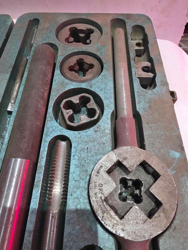 VINTAGE GREENFIELD TAP AND DIE SET( HOLLAND)70CM LENGTH BOX