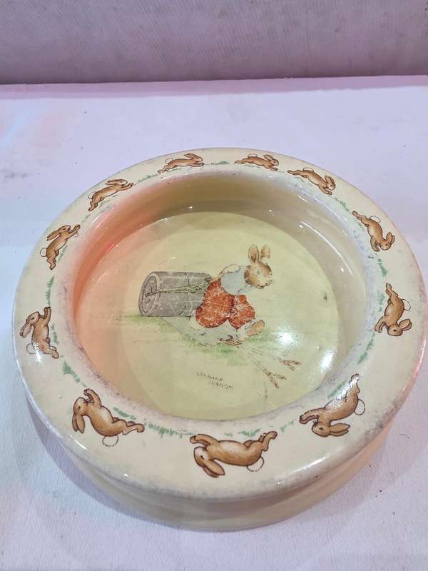 VINTAGE ROYAL DOULTAN BUNNYKINS HEAVY BREAKFAST BOWL(LAWN ROLLING)