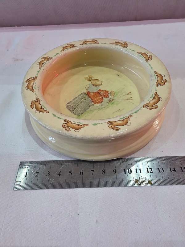 VINTAGE ROYAL DOULTAN BUNNYKINS HEAVY BREAKFAST BOWL(LAWN ROLLING)