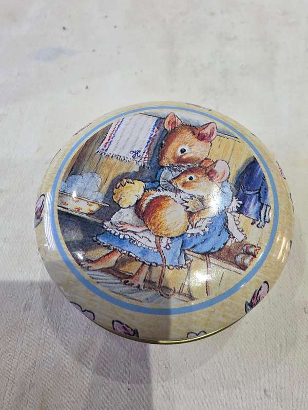 1997 FOXWOOD TALES(PETER RABBIT)METAL GIFT BOX