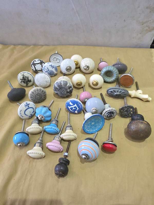38 PIECE MIXED LOT VINTAGE PORCELAIN  FURNITURE HANDLES(A FEW NOT PORCELAIN)