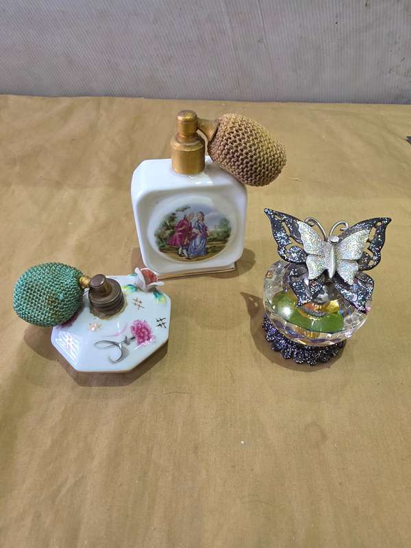 SET OF THREE VINTAGE COLLECTABLE PERFUME BOTTLES