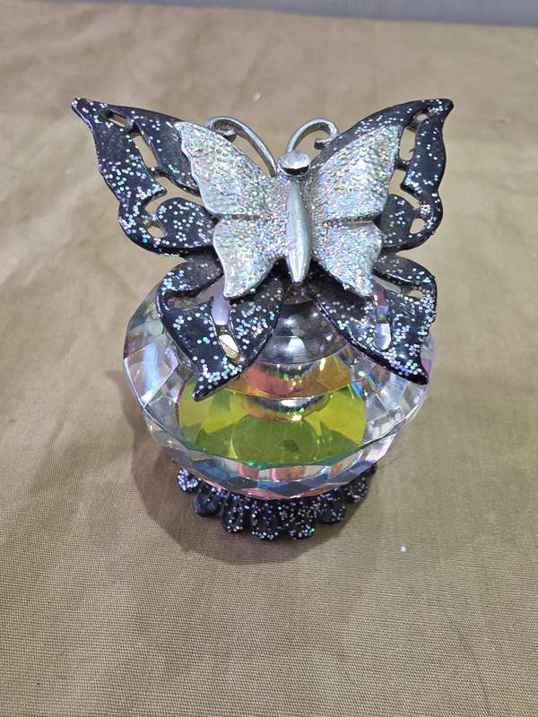 SET OF THREE VINTAGE COLLECTABLE PERFUME BOTTLES