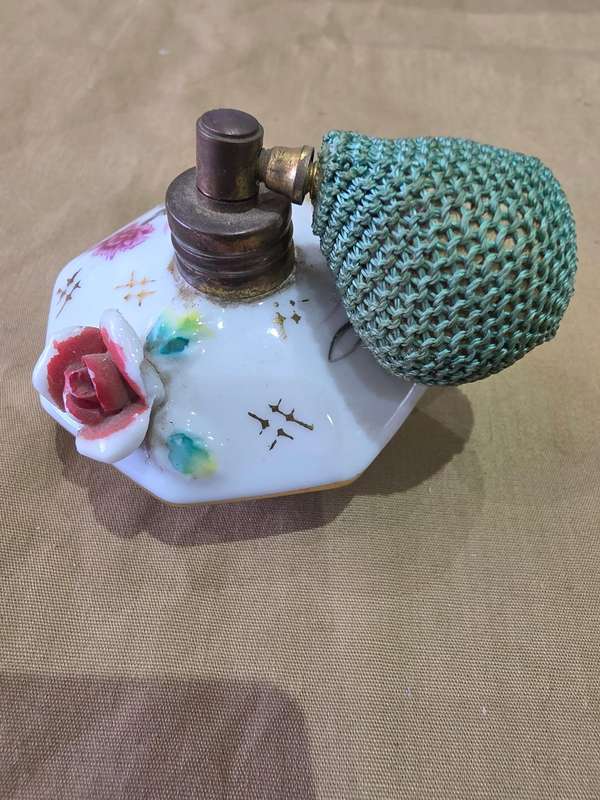 SET OF THREE VINTAGE COLLECTABLE PERFUME BOTTLES