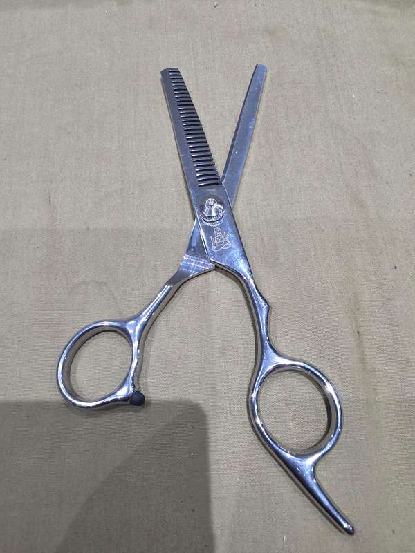 HIGH QUALITY HAIR DRESSING SCISSORS