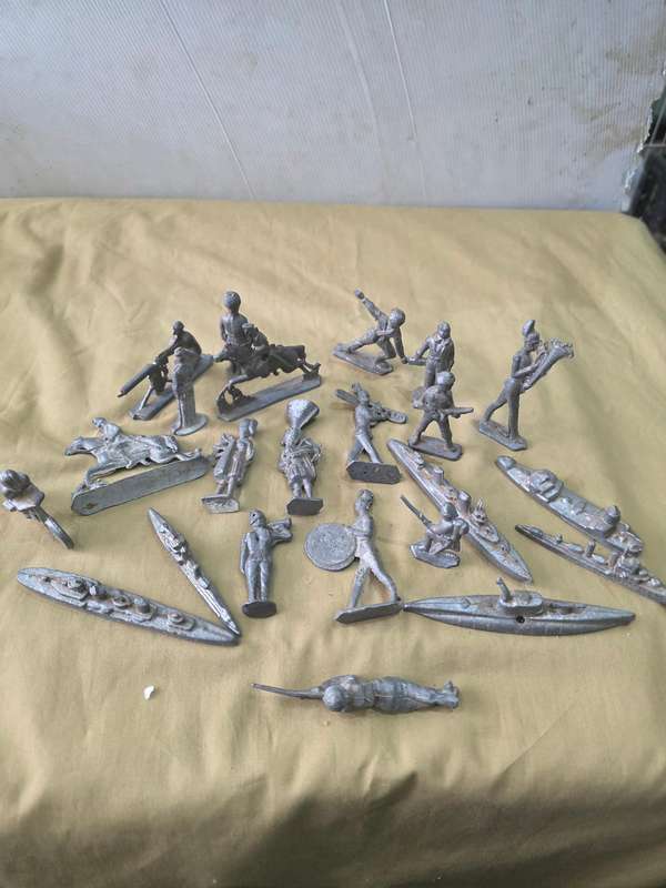 23 PIECE VINTAGE ARMY SOLDIERS,HORSES,SUBMARINES LEAD MINIATURES