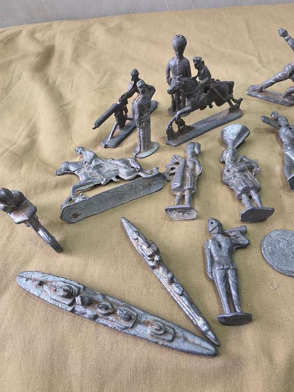 23 PIECE VINTAGE ARMY SOLDIERS,HORSES,SUBMARINES LEAD MINIATURES