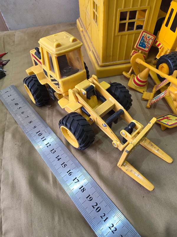 35 piece construction vehicles, workers, signs etc. Includes workshop.