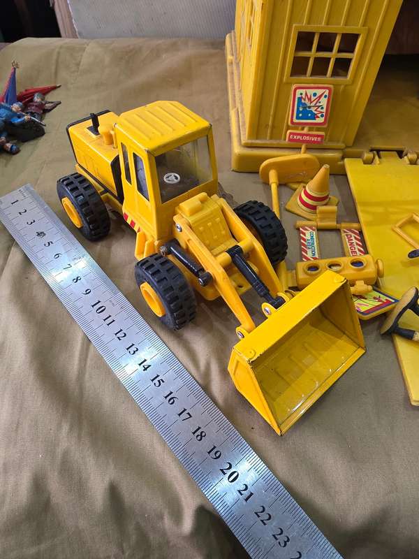 35 piece construction vehicles, workers, signs etc. Includes workshop.