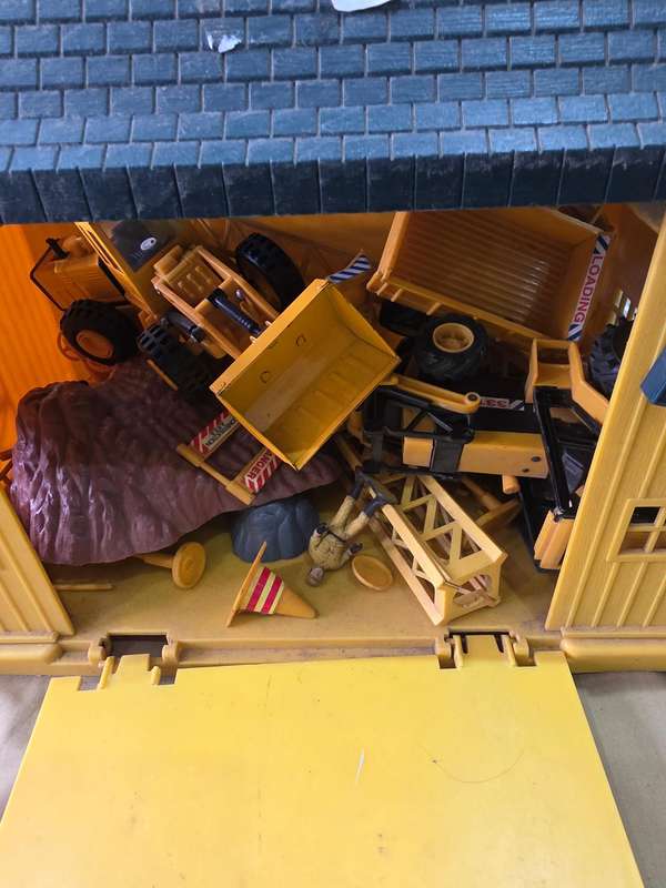 35 piece construction vehicles, workers, signs etc. Includes workshop.