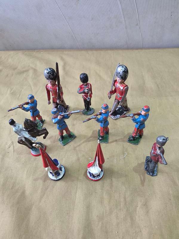 11 PIECE LEAD VINTAGE MINIATURE FIGURINES(*HANDPAINTED)