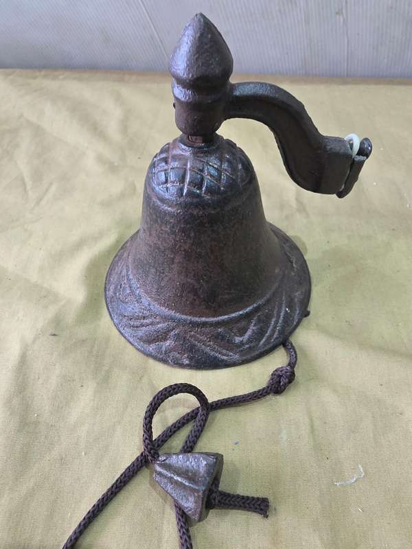 CAST IRON VINTAGE RUSTIC BELL