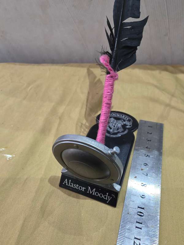 HARRY POTTER(*HOGWARTS WRITING FEATHER AND STAND(