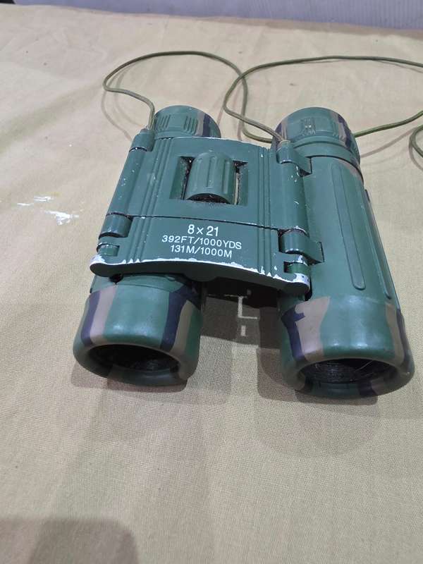FIELD BINOCULARS (8 X 21)