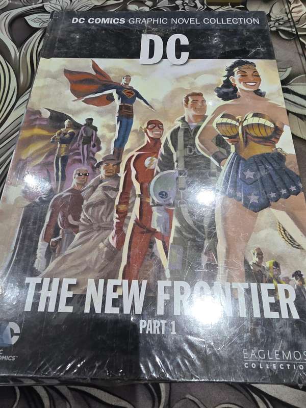 DC HARDCOVER COMIC (THE NEW FRONTIER)