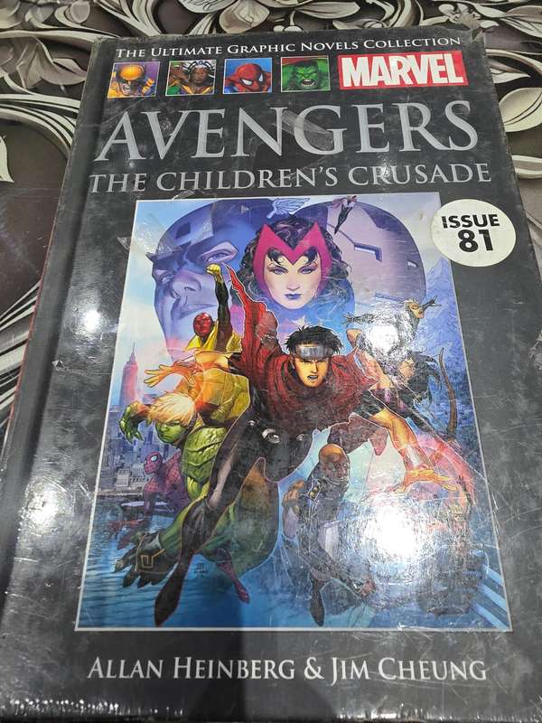 MARVEL SUPERHEROES HARDCOVER COMIC (AVENGERS)