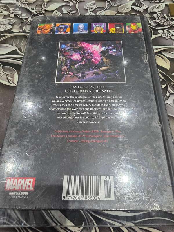MARVEL SUPERHEROES HARDCOVER COMIC (AVENGERS)