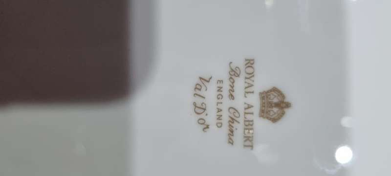 Royal Albert 120 piece with gold cutley set