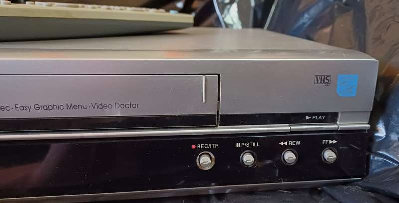 LG VIDEO CASSETTE RECORDER VCR ( MODEL NO: GC290SW TALKING VCR )