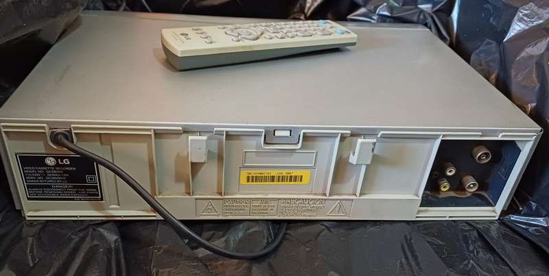 LG VIDEO CASSETTE RECORDER VCR ( MODEL NO: GC290SW TALKING VCR )
