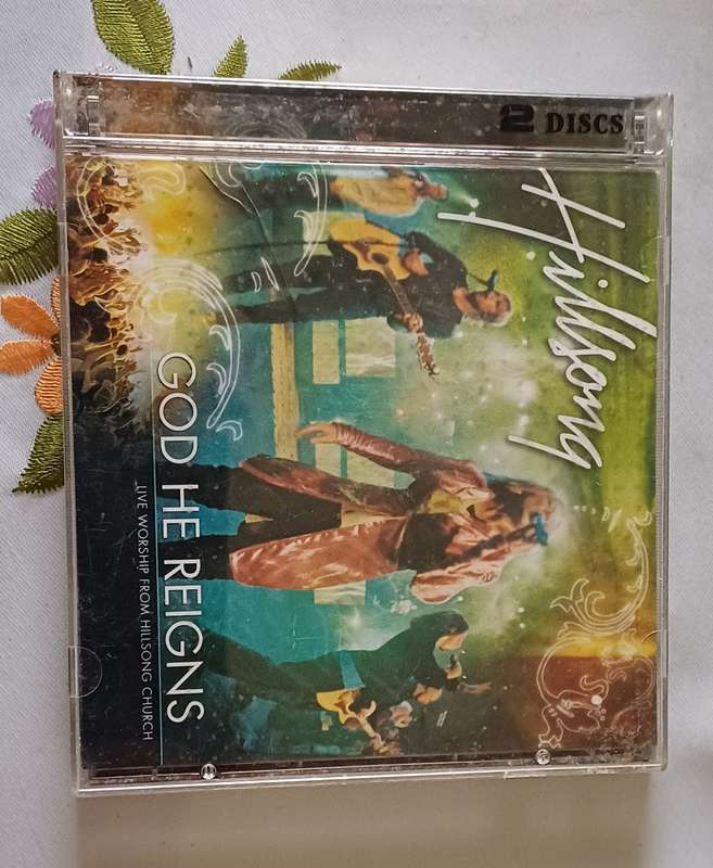 HILLSONG - GOD HE REIGNS