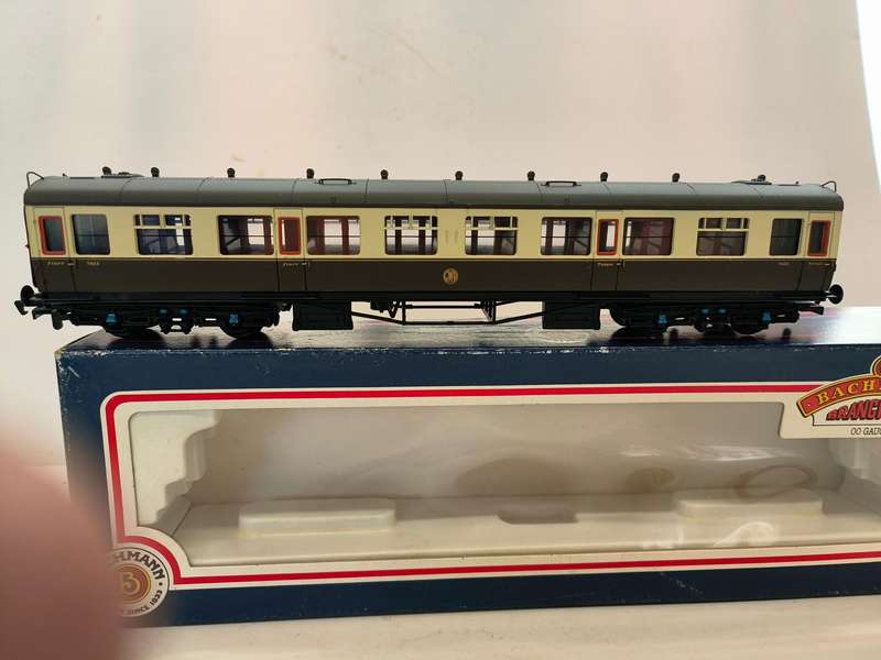 Bachmann Set of 2 Collet Coaches (Different running No) (Lot 449)