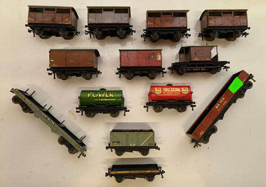 Vintage Hornby Dublo 3-rail wagon set (Lot 469-81)