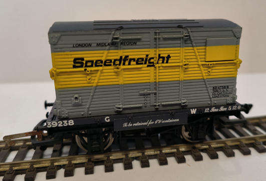 Hornby Conflat Wagon with load (Lot 518)