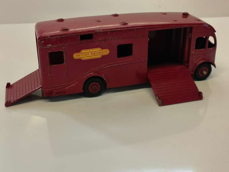 Dinky Toys - Lot 26 - #981 Horse Box - (Lot 26)