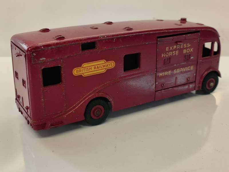 Dinky Toys - Lot 26 - #981 Horse Box - (Lot 26)