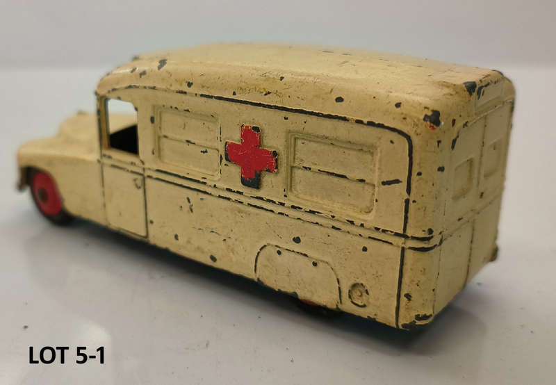 Dinky Toys - #30h Daimler Ambulance (Lot 05-1)