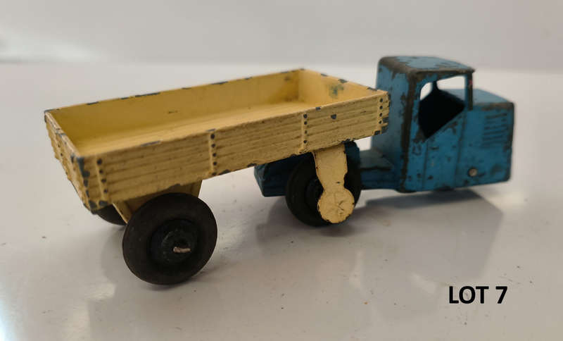 Dinky Toys - #33a Mechanical Horse & Trailer -Lot 07)