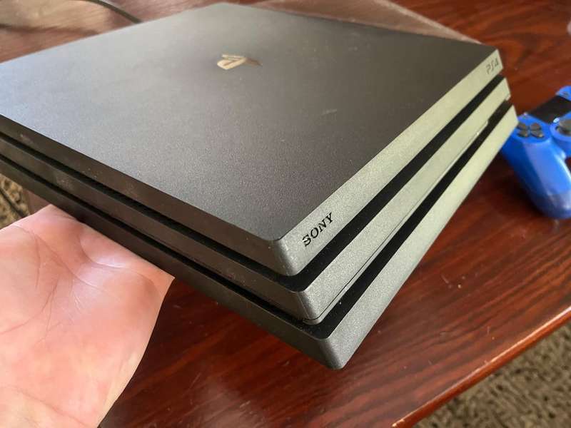 playstation 4 Pro + remote controller