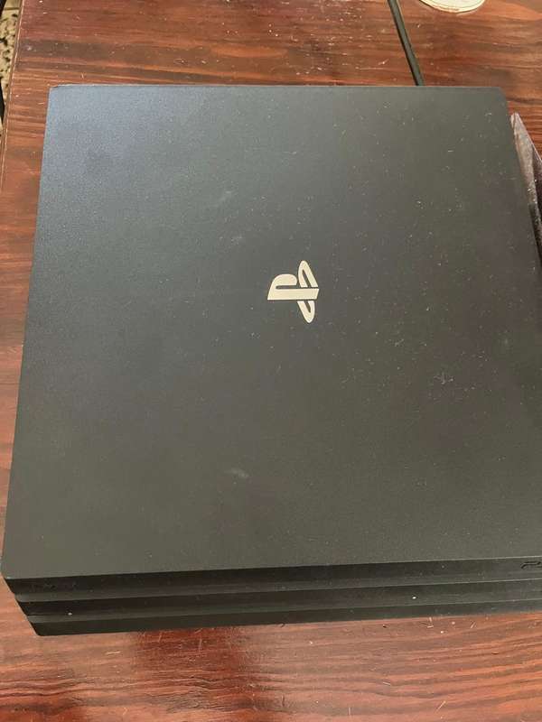playstation 4 Pro + remote controller