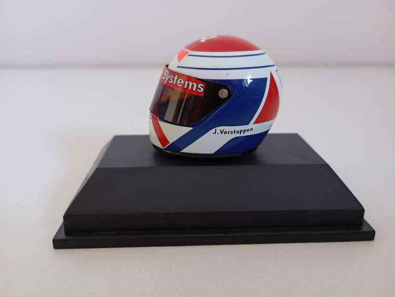 Minichamps 1:8 Scale F1 Footwork Hart 381960017 - Arai Helm Jos Verstappen 1996