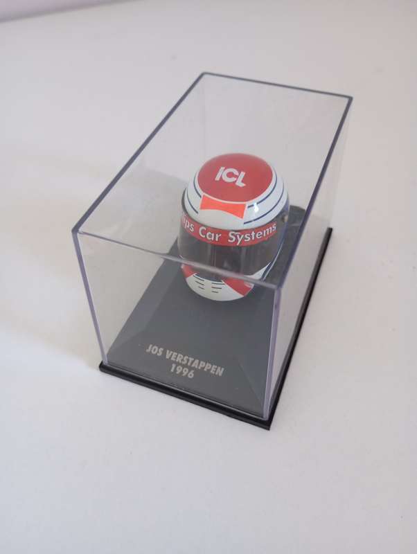 Minichamps 1:8 Scale F1 Footwork Hart 381960017 - Arai Helm Jos Verstappen 1996