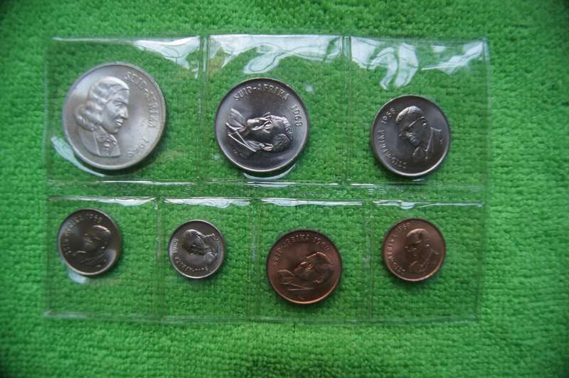 1967 and 1968 Complete Pristine Mint Sets - Both Languages (Single Bid for all 4)