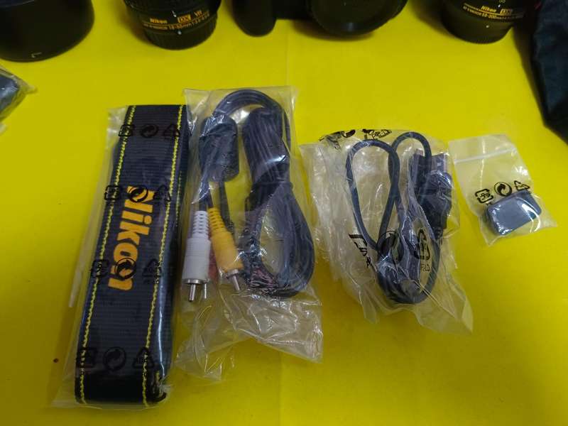  BRAND NEW Nikon D5200 DSLR Camera Kit