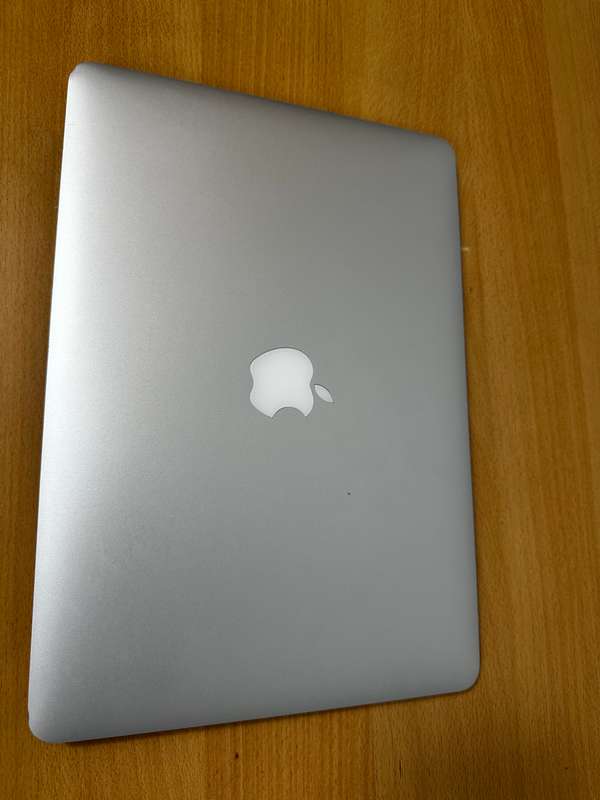 Apple MacBook Air 2017 Core i5 128GB SSD  8GB Ram 13 Display excellent condition
